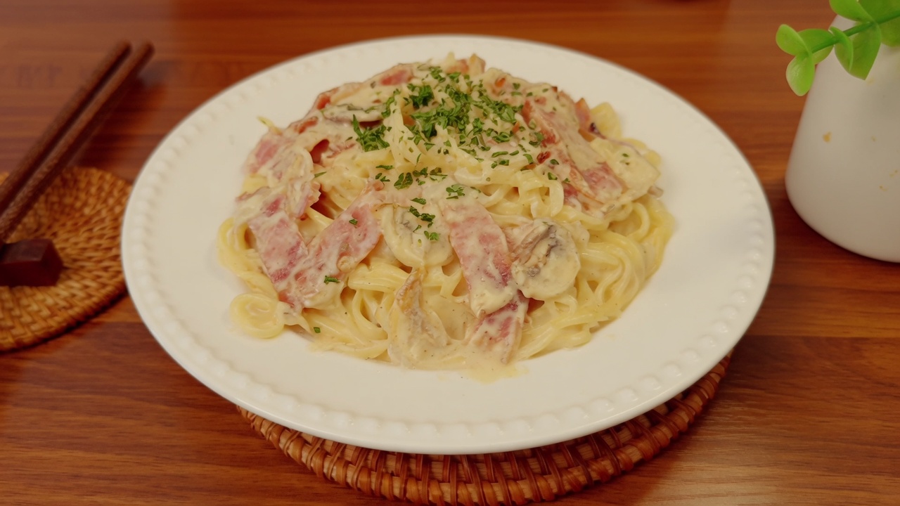 Pasta Cremosa con Tocino y Champiñones