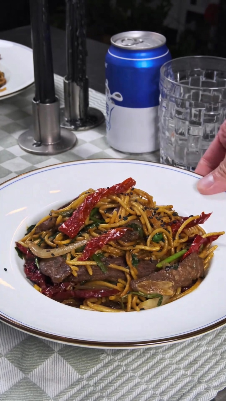 Espaguetis al estilo Xinjiang con ternera