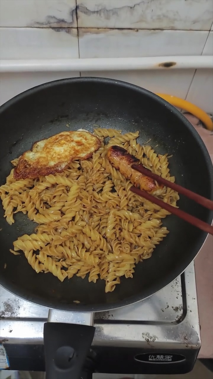 Fusilli a la Pimienta Negra con Salchicha y Huevo Frito