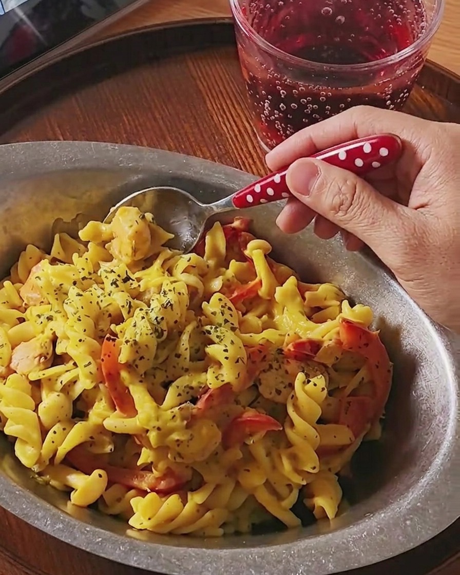 Pasta fusilli cocinándose en una olla con agua hirviendo.