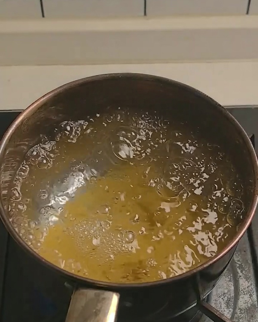 Calabaza kabocha cortada en trozos más pequeños sobre una tabla de madera.