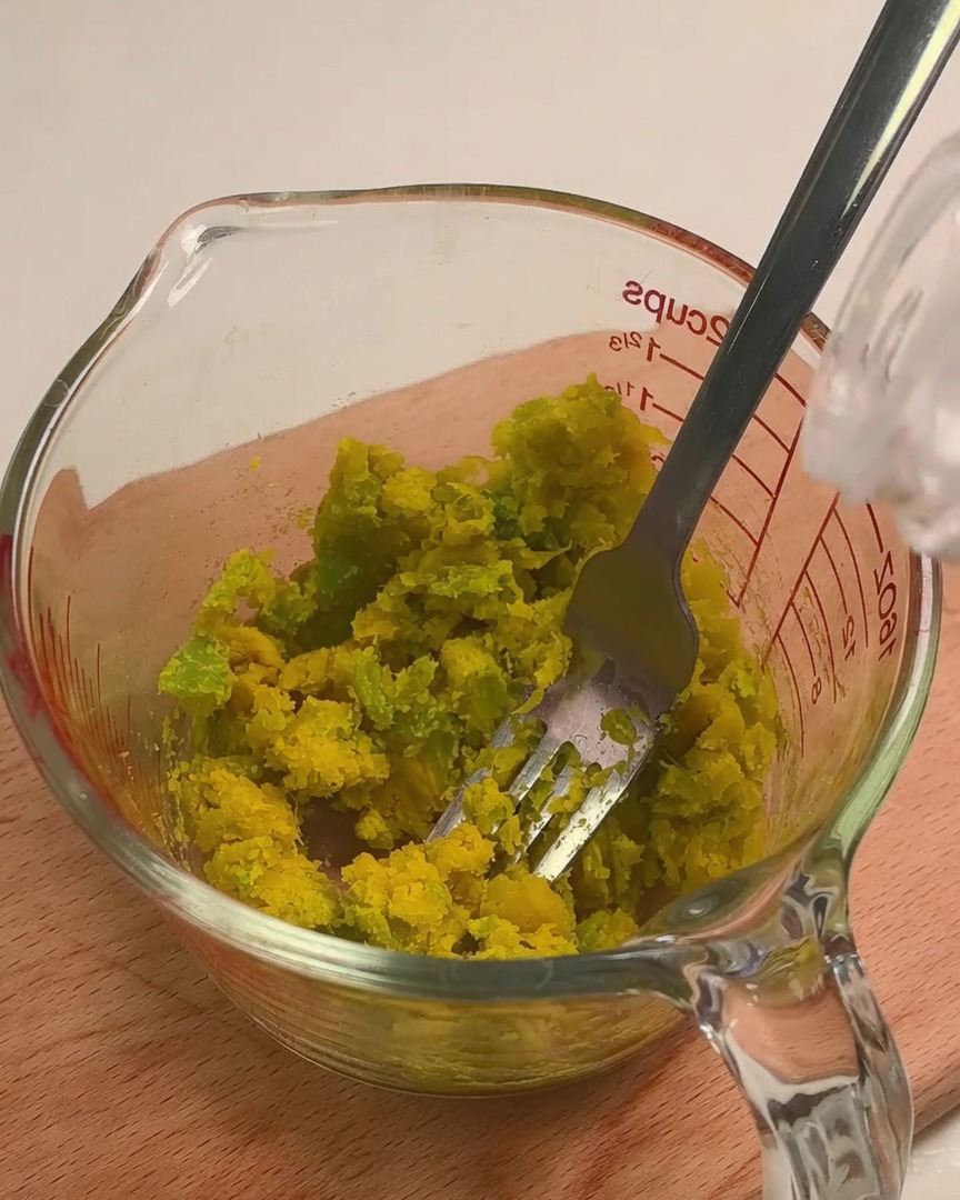 Leche siendo añadida a la calabaza machacada para crear una base de salsa cremosa.