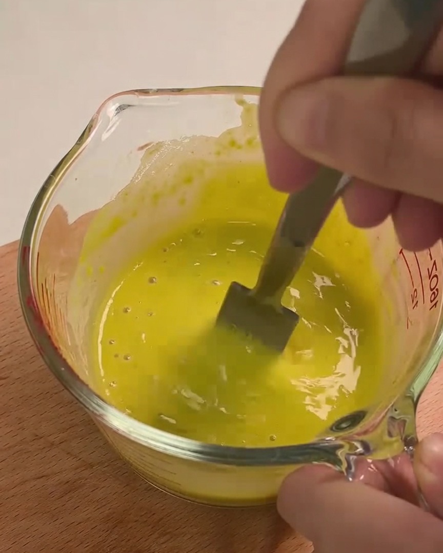 Champiñones frescos y pimiento rojo siendo cortados en tiras sobre una tabla de cortar de madera limpia.
