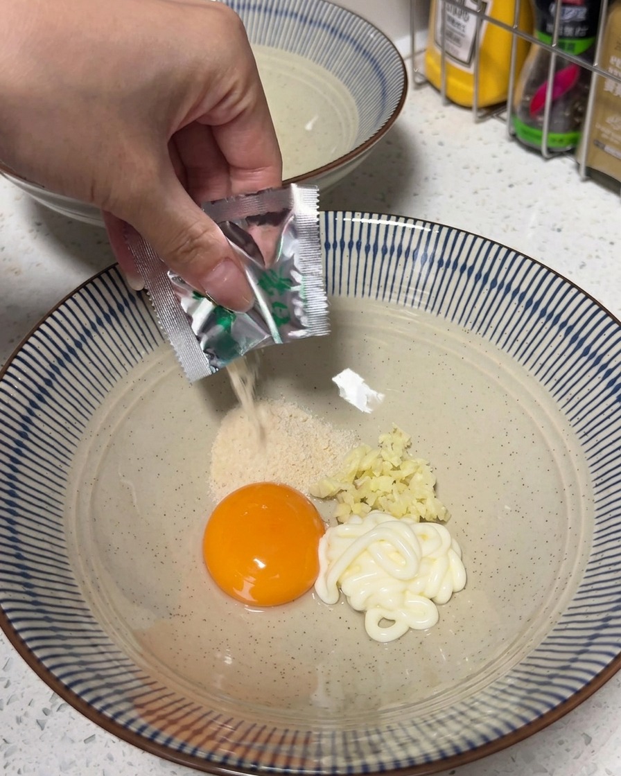 Polvo de condimento vertido en el bol con los demás ingredientes del caldo.
