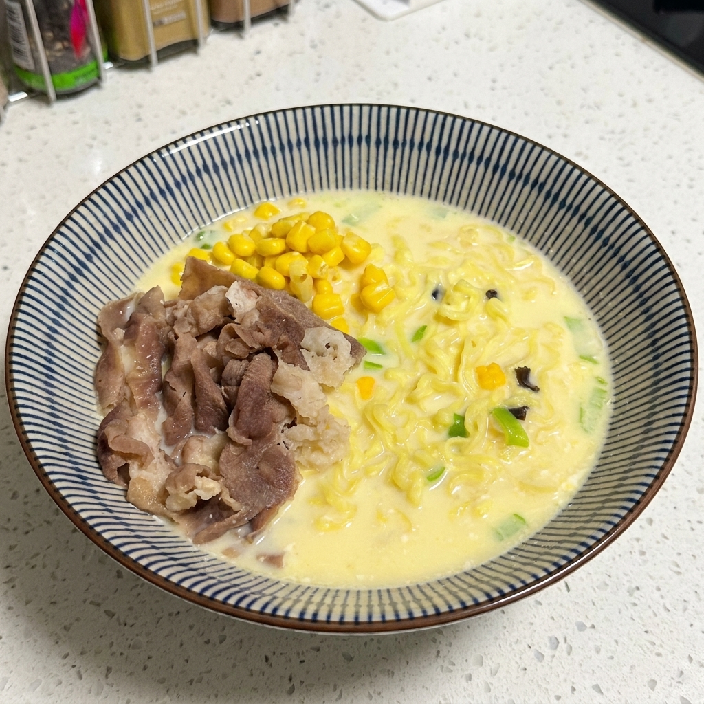 Una cuchara con granos de maíz dulce siendo añadida a un bol de ramen con carne y fideos.