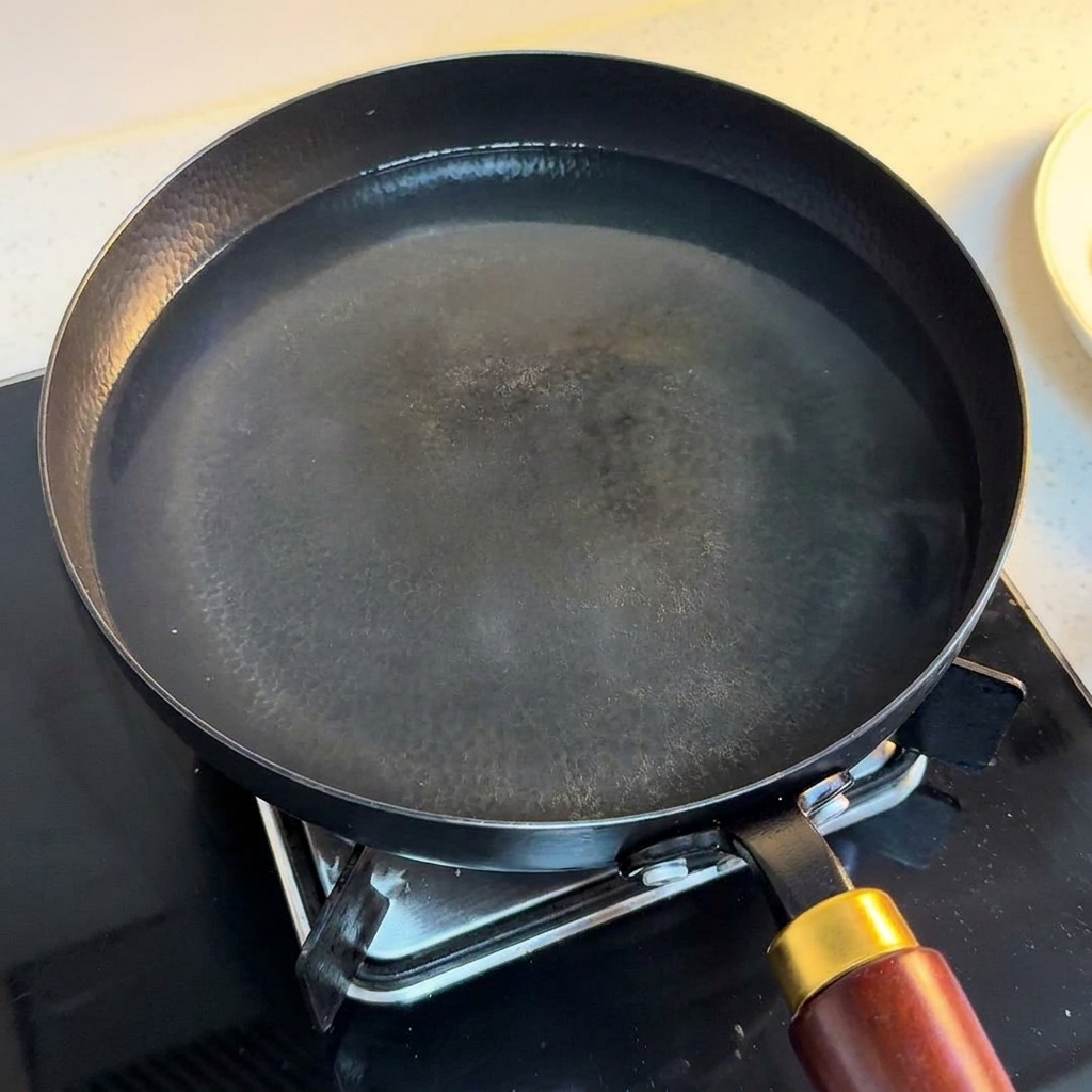 Dos huevos reposando en una sartén con agua caliente.
