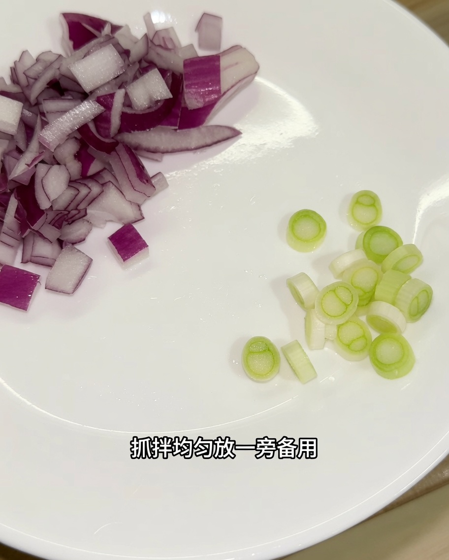 Cebolla roja picada y partes blancas de cebolleta dispuestas en un plato blanco.