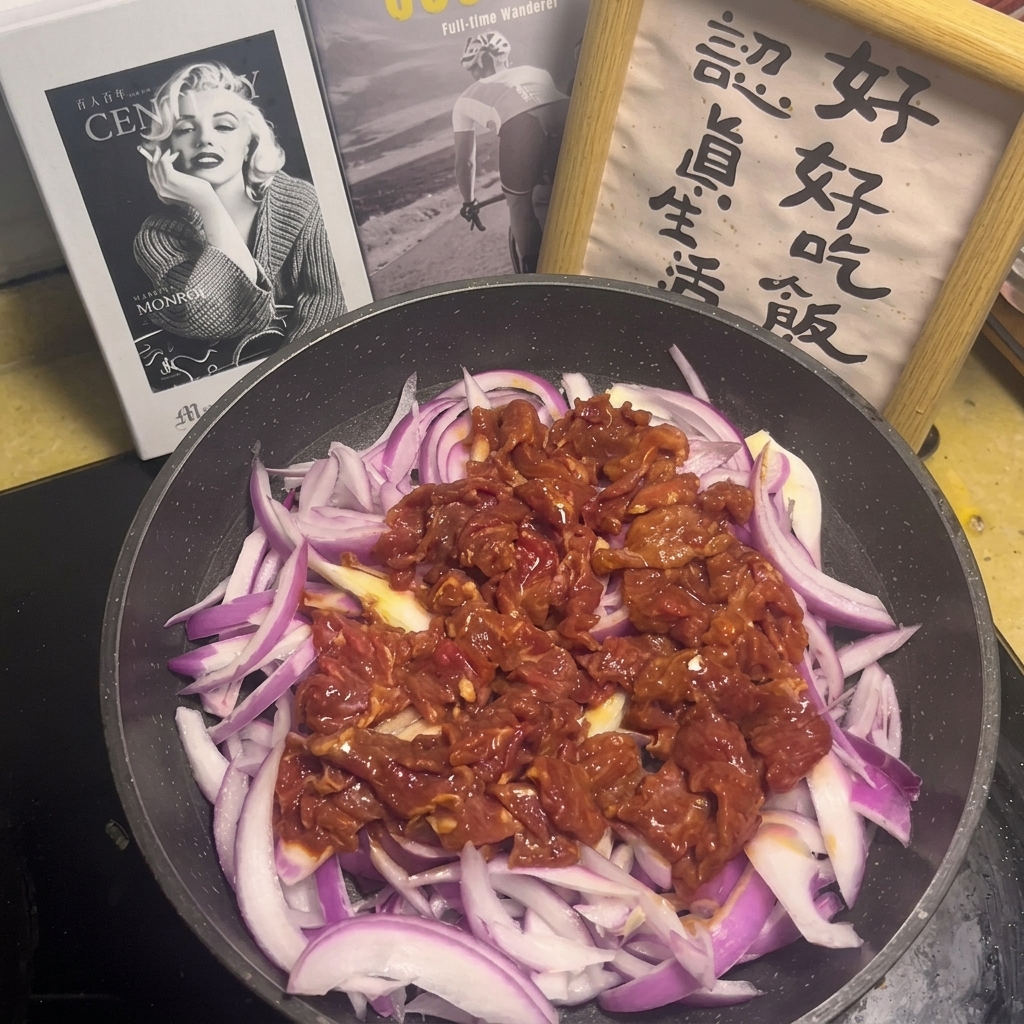 Una mezcla de salsa con trozos visibles de ajo y chile vertida sobre la carne y las cebollas crudas en la sartén.
