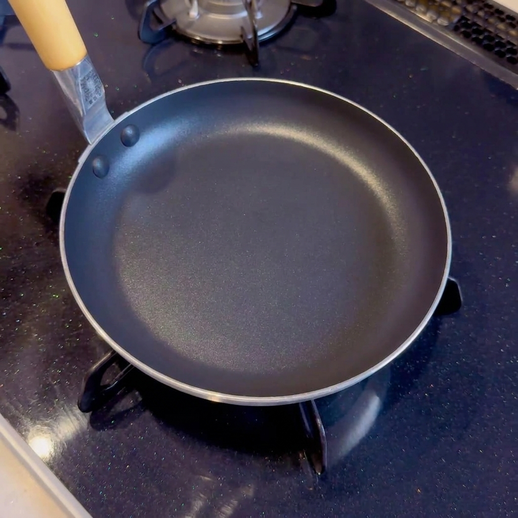 Vista de primer plano de los ingredientes mezclados en una sartén empezando a calentarse sobre la cocina.