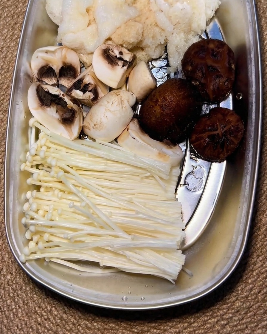 Muslos de pollo dorándose en una olla caliente con aceite.