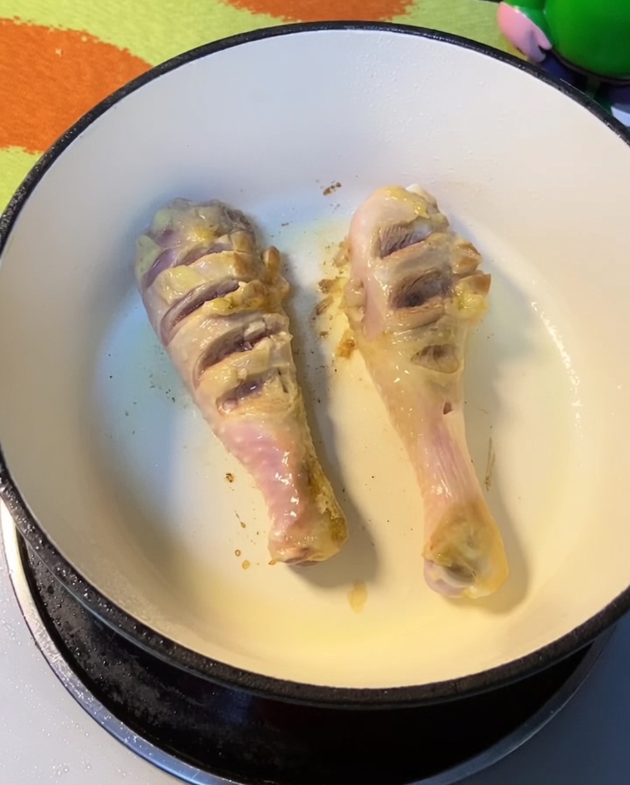 Muslos de pollo dorados en la olla.