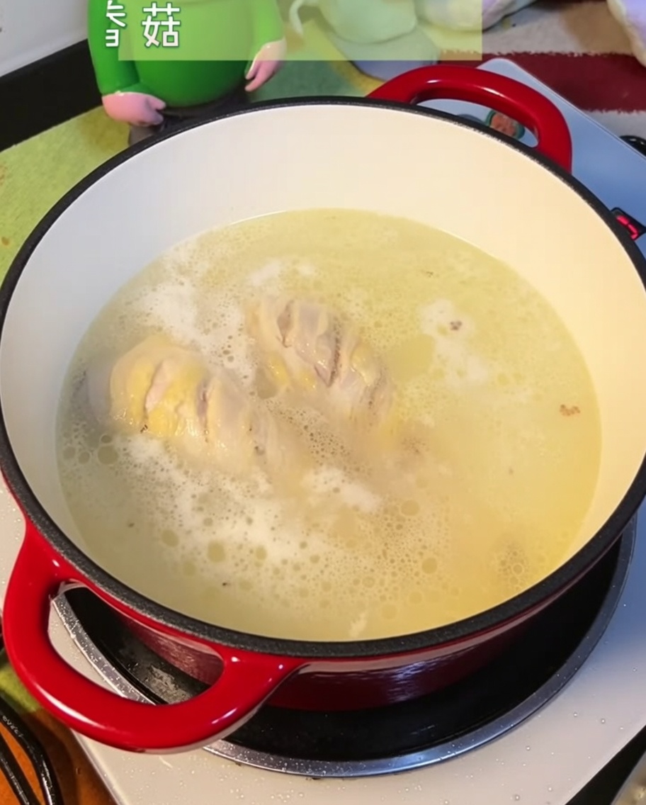 Setas secas hidratadas añadidas al caldo de pollo.