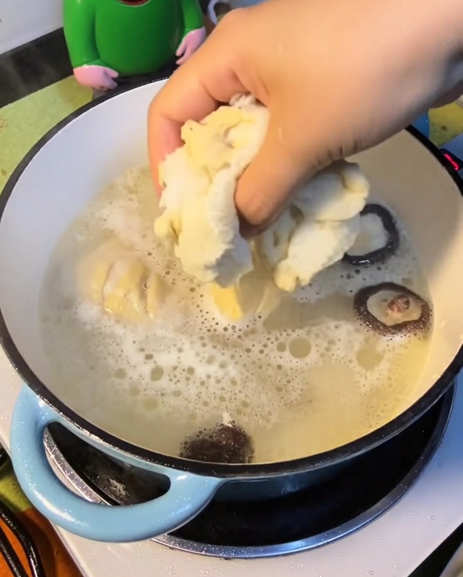 Piezas de hongos de bambú en la olla de sopa.
