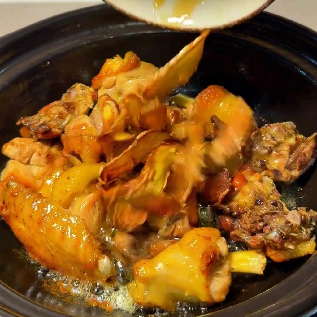Pollo, setas, jengibre frito y dátiles rojos cocinándose juntos en la olla de barro.