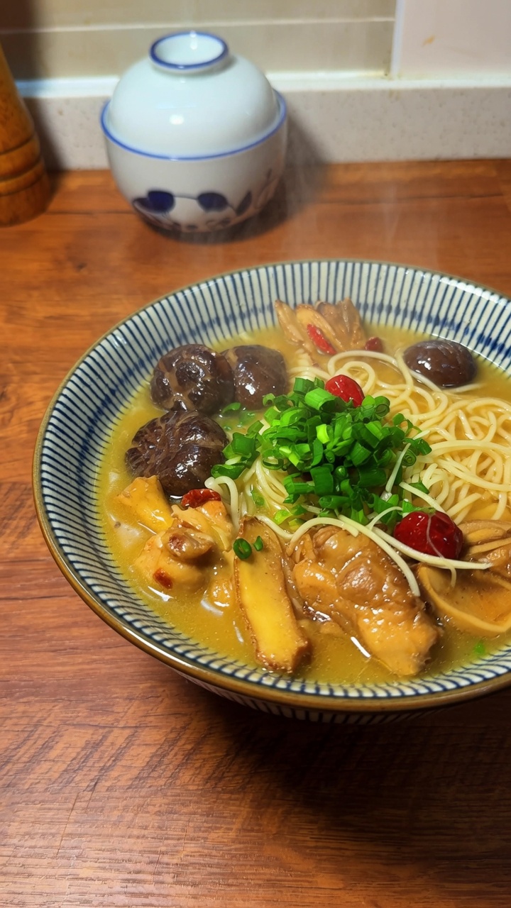 Sopa Tradicional de Pollo con Aceite de Sésamo
