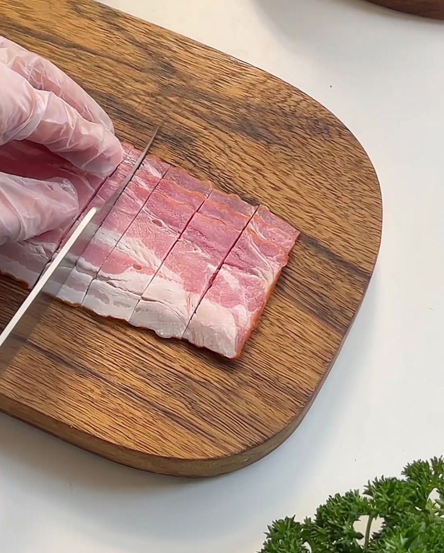 Un tazón de pan crujiente sin la tapa superior, mostrando el interior ahuecado listo para la sopa.