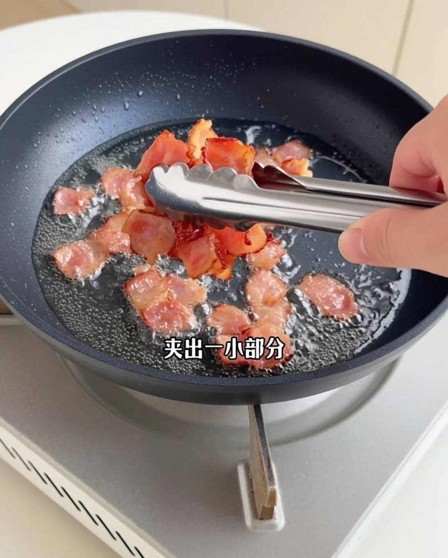 Trozos de tocino crujiente siendo retirados de la sartén con pinzas.