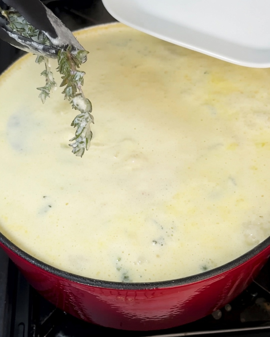 Cebollino verde picado siendo añadido a la sopa cremosa.