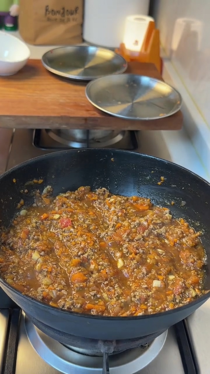 Pizza con salsa de carne y tomate en freidora de aire