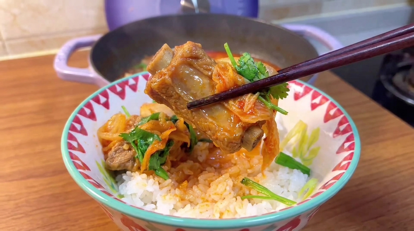 Suntuosa Sopa Coreana de Costillas de Cerdo y Kimchi (Kimchi Jjigae)