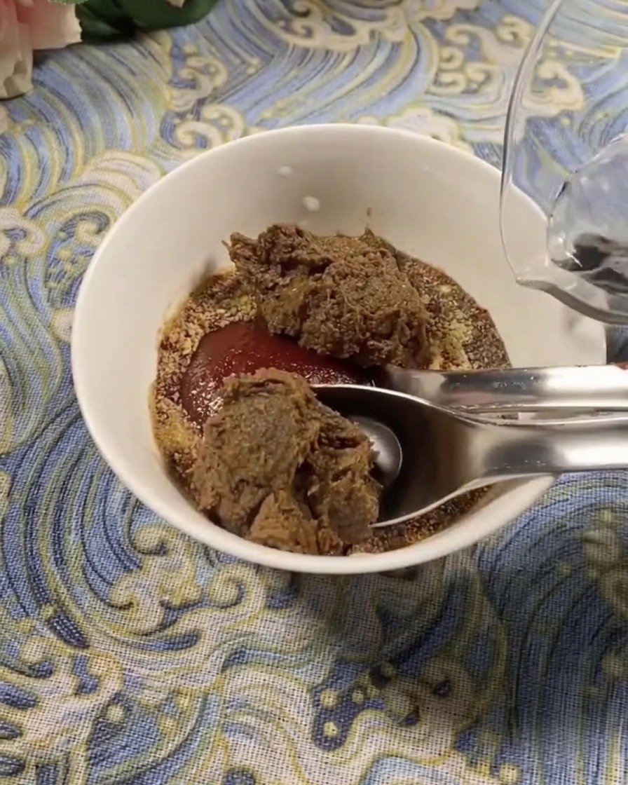 Tazón con pasta de chile y soja al que se le añade agua.