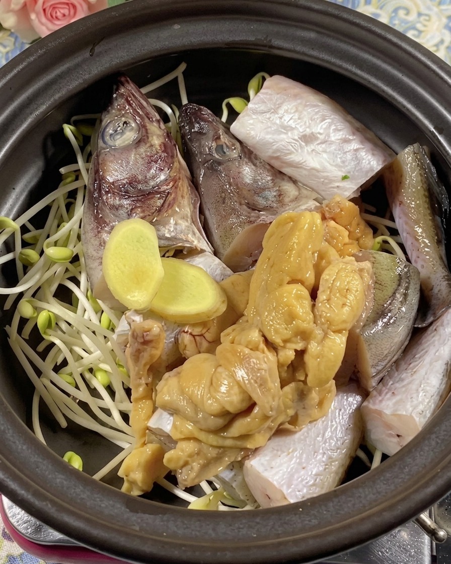 Rodajas de jengibre y huevas de abadejo sobre el pescado.