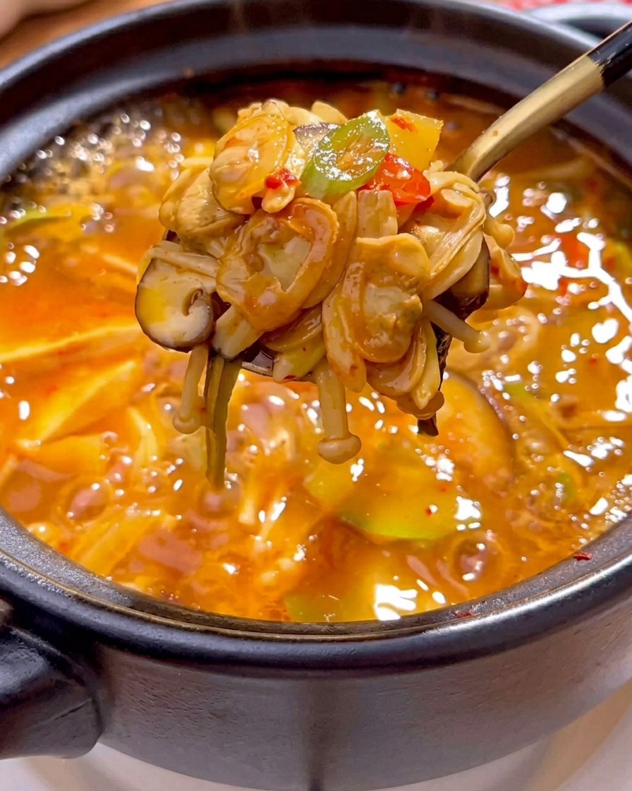 Disposición de rodajas de calabacín, papa y setas shiitake en una olla de barro.