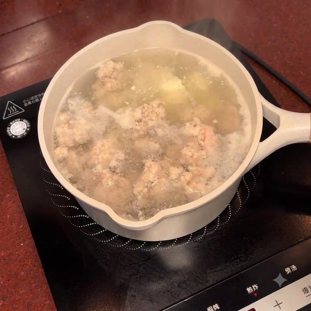 Líquido de ciruela salada vertiéndose desde un pequeño cuenco verde a la sopa burbujeante.