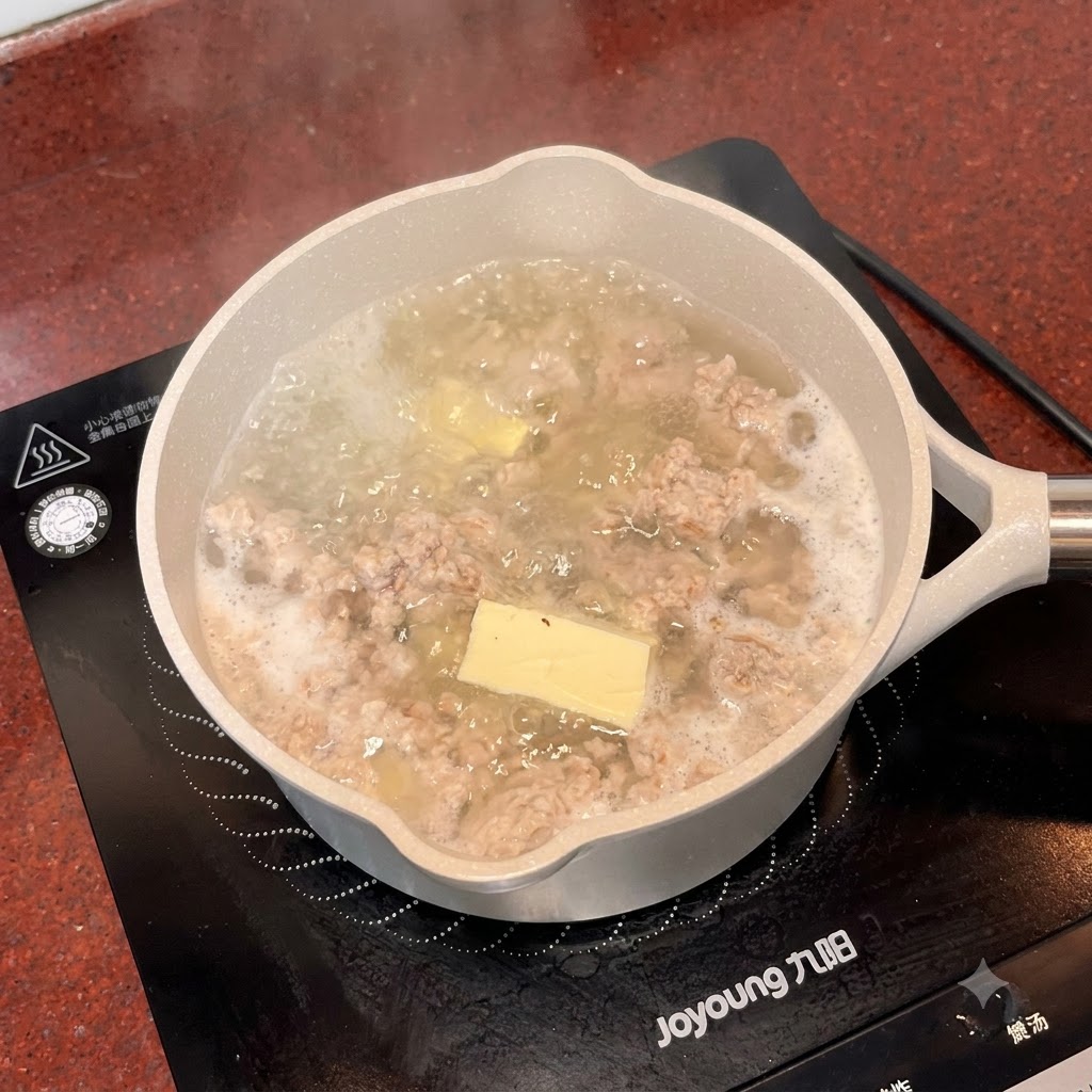 Sal y glutamato monosódico siendo añadidos a la sopa a fuego lento con una pequeña cuchara blanca.