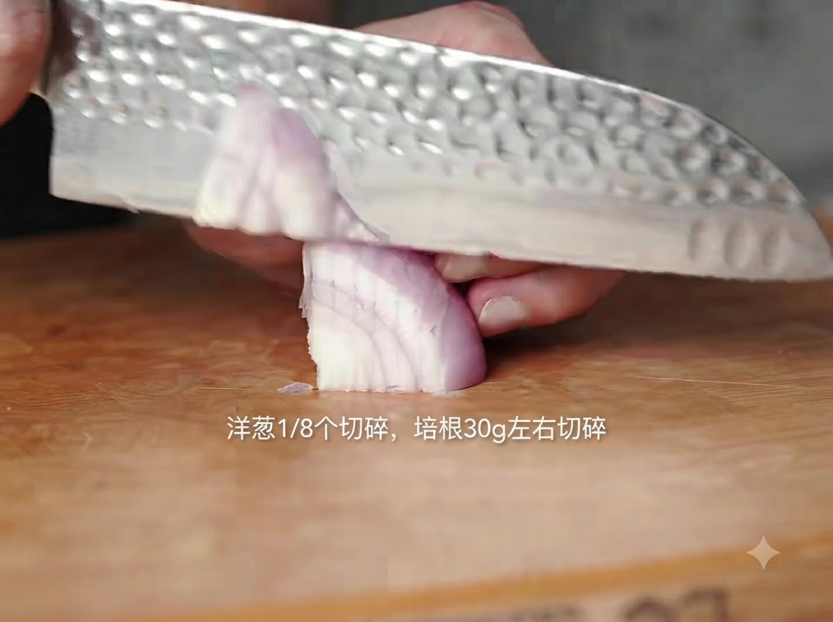 Un cuchillo de chef cortando un trozo de cebolla roja en una tabla de madera.