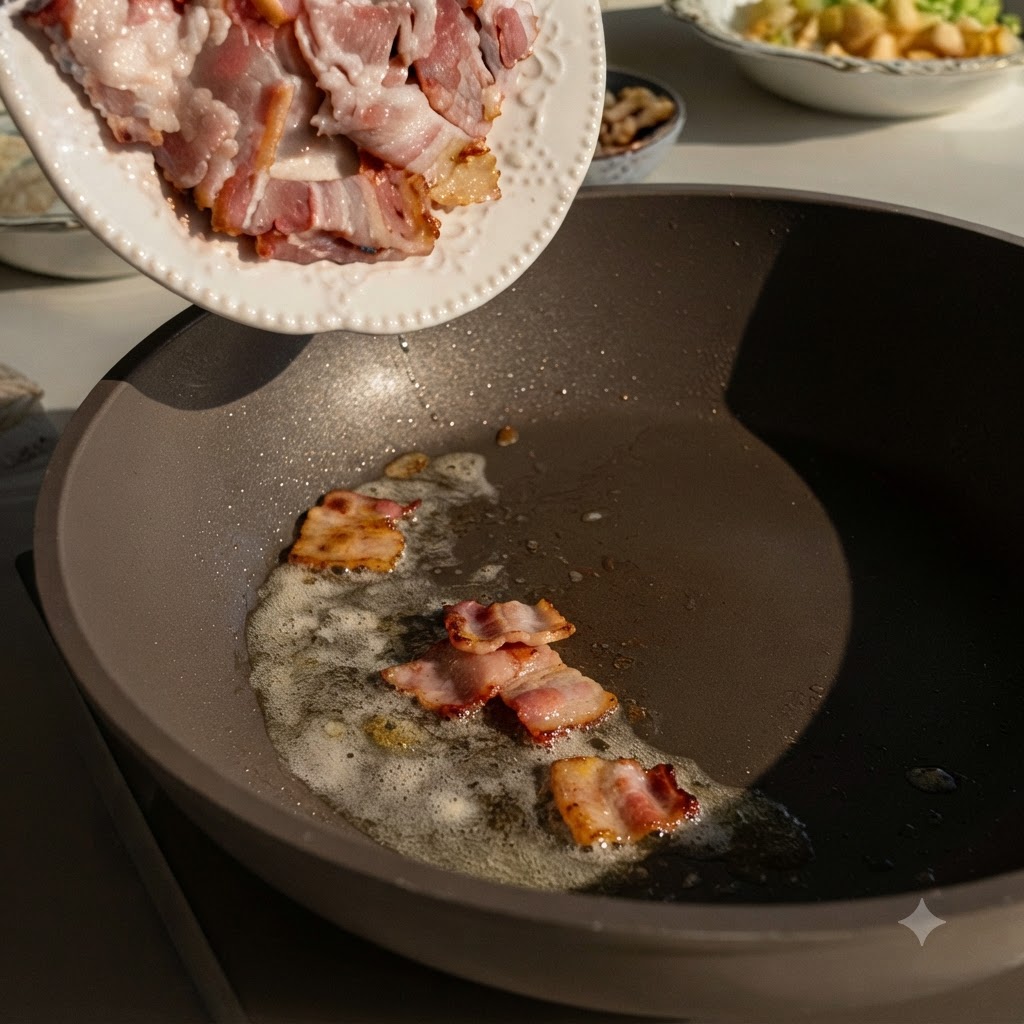 Tiras y trozos de tocino crujiente chisporroteando en una sartén caliente, dorándose maravillosamente.
