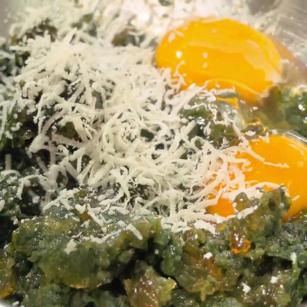 Queso parmesano recién rallado amontonado sobre los huevos crudos y los huevos centenarios.