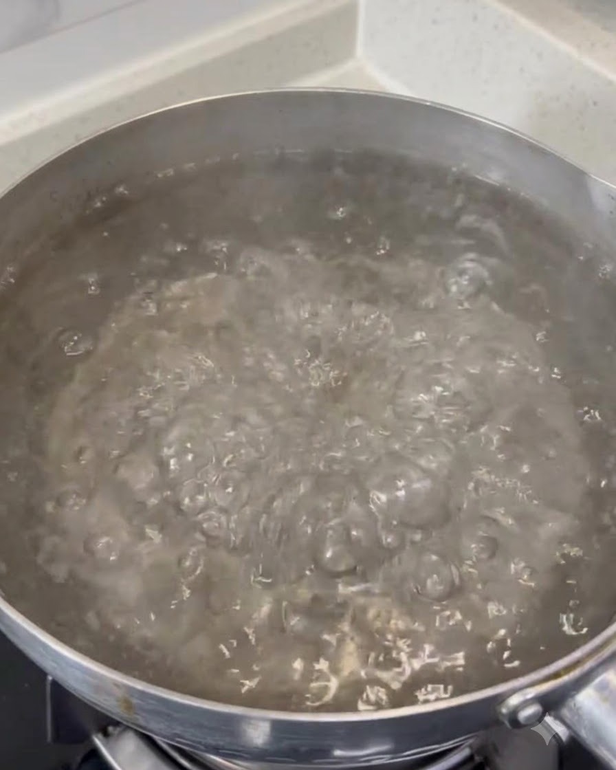 Sal gruesa disolviéndose en una olla grande con agua hirviendo a borbotones.