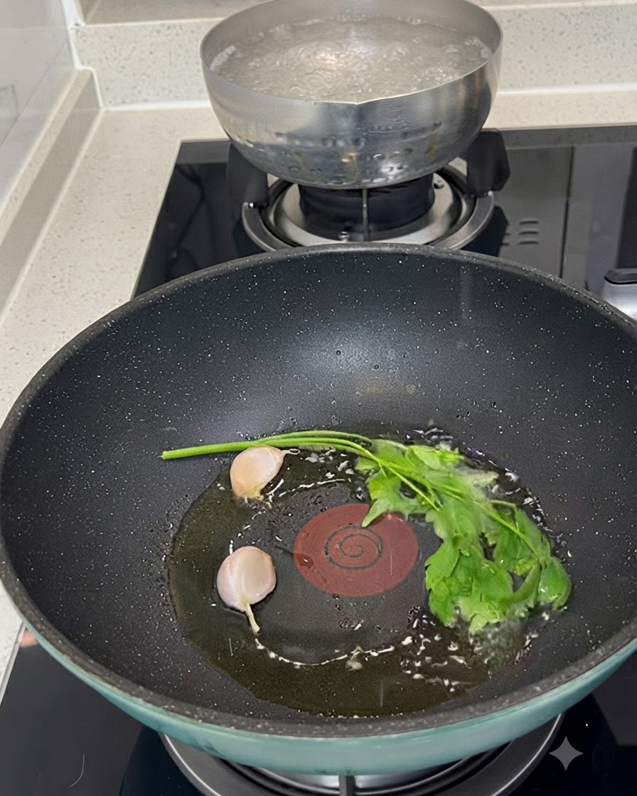 Almejas crudas, dos dientes de ajo pelados y una ramita de perejil verde fresco reposando en aceite dentro de una sartén.