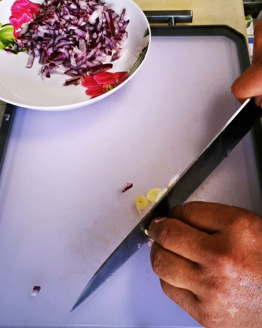 Dientes de ajo finamente picados con un cuchillo de chef en una tabla de cortar blanca y limpia.