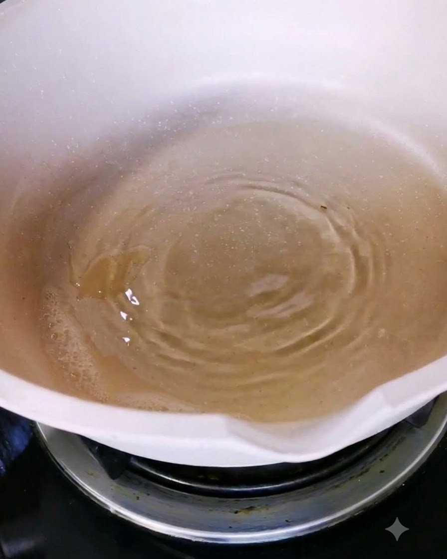 Aceite de oliva vertiéndose en una sartén de cerámica blanca sobre el quemador de la cocina.
