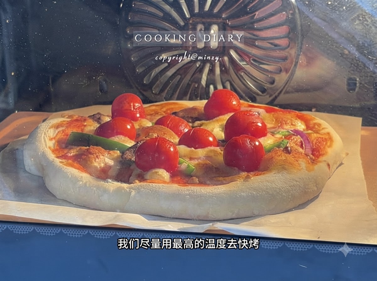 Una pizza montada horneándose dentro de un horno caliente visto a través de la puerta de cristal.