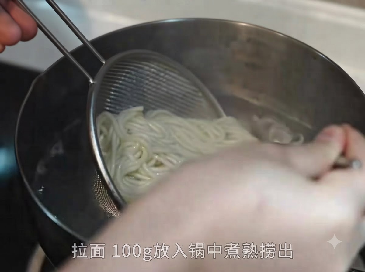 Sacando fideos de ramen cocidos de una olla con agua hirviendo usando un colador de malla metálica y palillos.