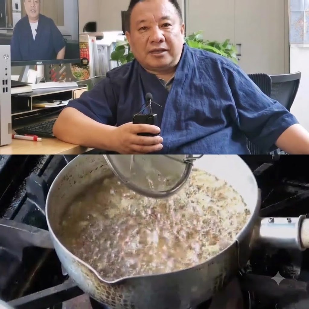 Un colador de alambre metálico retirando rodajas de ajo de color amarillo dorado del aceite caliente.