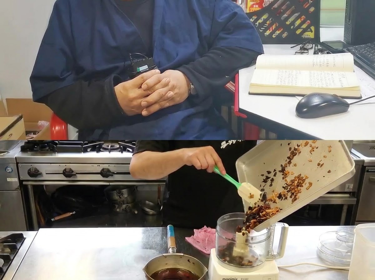 Una bandeja vertiendo aceite enfriado y varias rodajas de ajo frito en el molinillo de un procesador de alimentos.