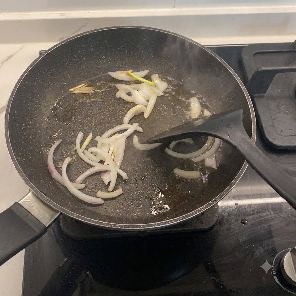 Cebollas y cebollas verdes cortadas friéndose en una sartén caliente con aceite.