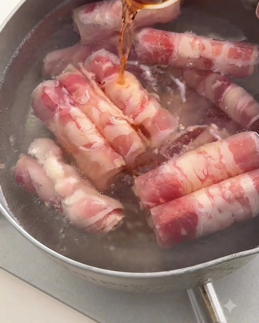 Vino de cocina oscuro siendo vertido con una cuchara en una olla de agua hirviendo con carne.