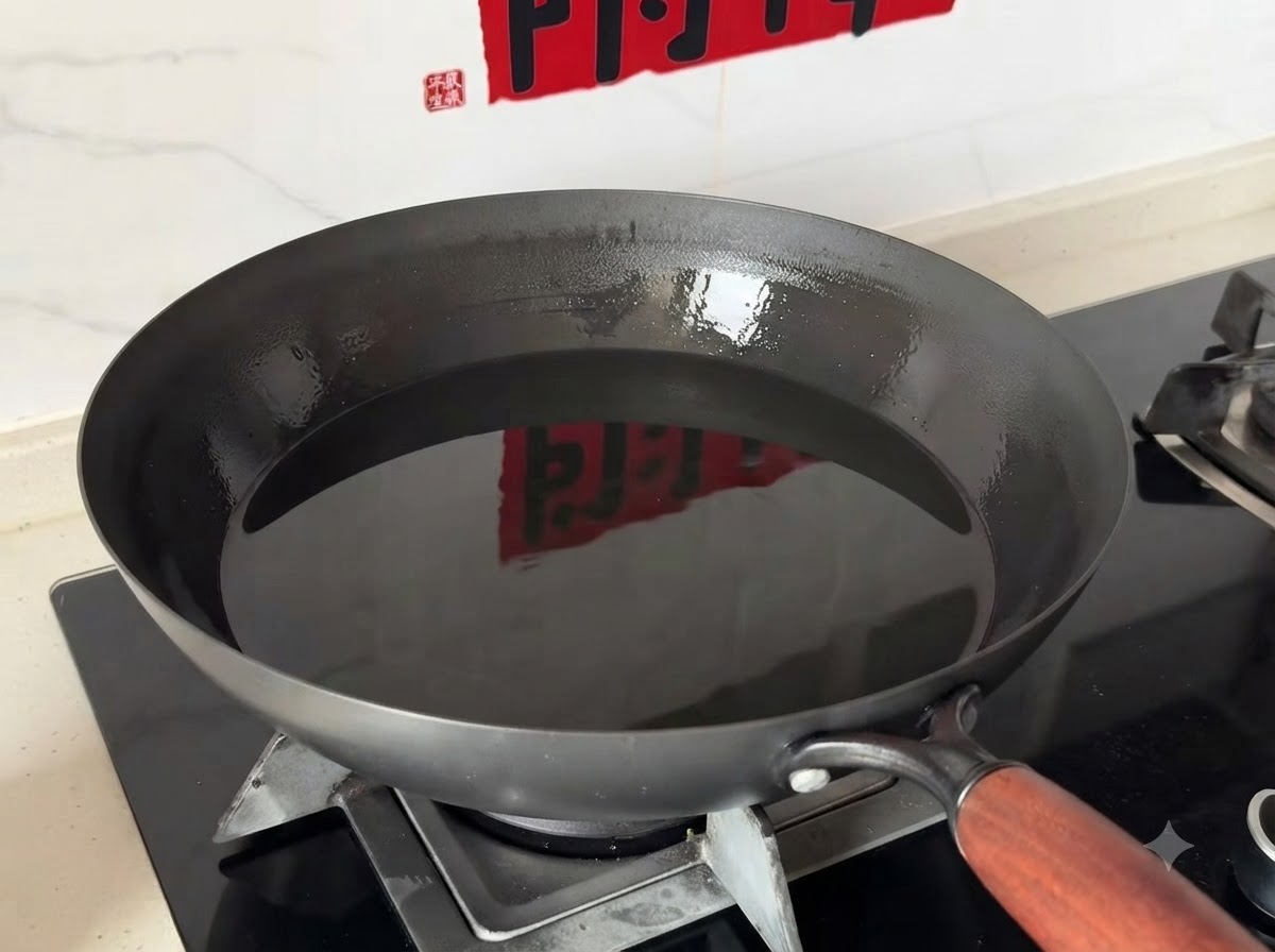 Un wok hondo lleno de aceite de cocina limpio sobre el quemador de una estufa de gas.