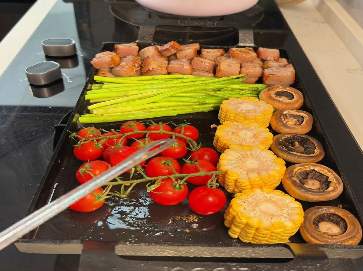 Zanahorias añadidas a la selección de verduras en la sartén teppanyaki.