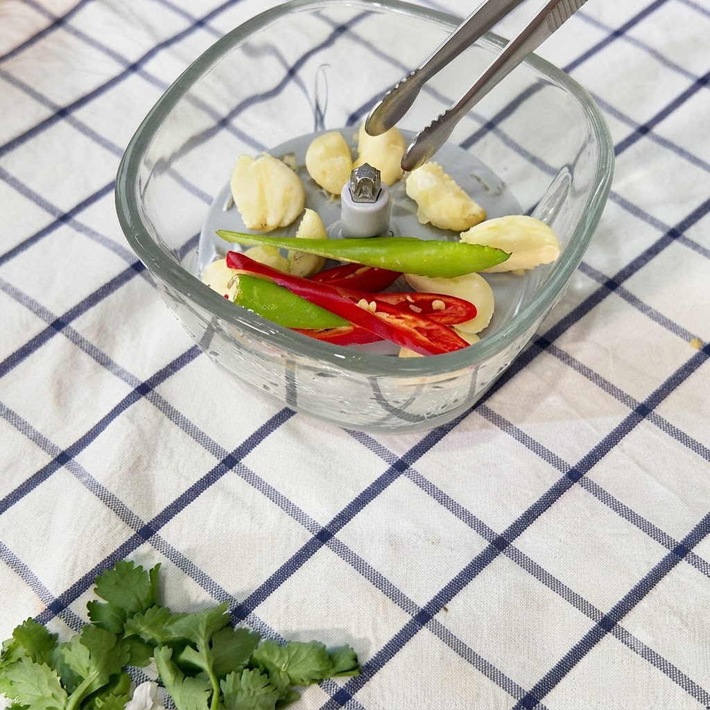 Chiles picándose hasta formar una pasta en la picadora.