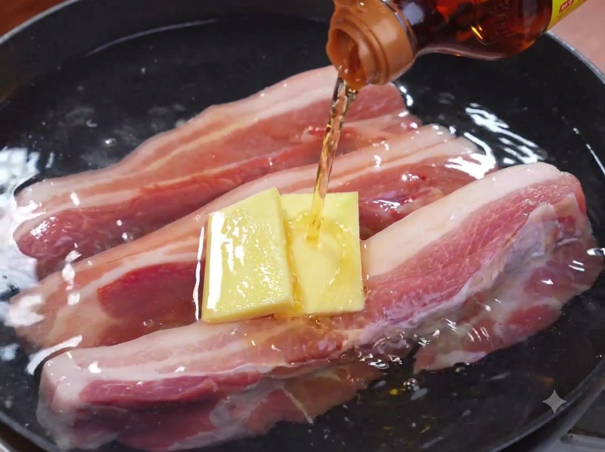 Tiras hervidas de panceta de cerdo siendo retiradas de una olla con pinzas de cocina.