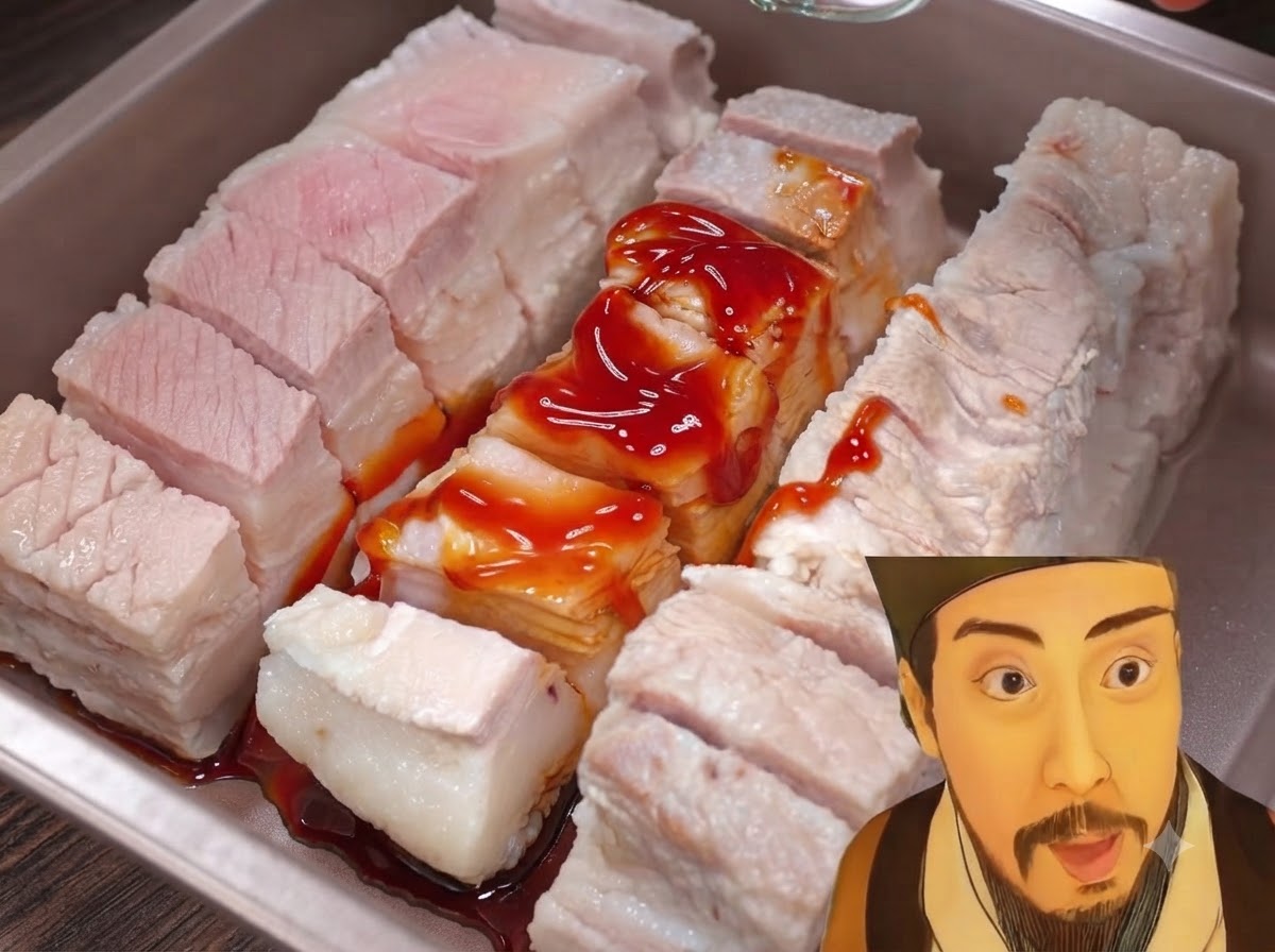 Sazonador en polvo siendo espolvoreado sobre trozos de panceta de cerdo marinada en una bandeja.