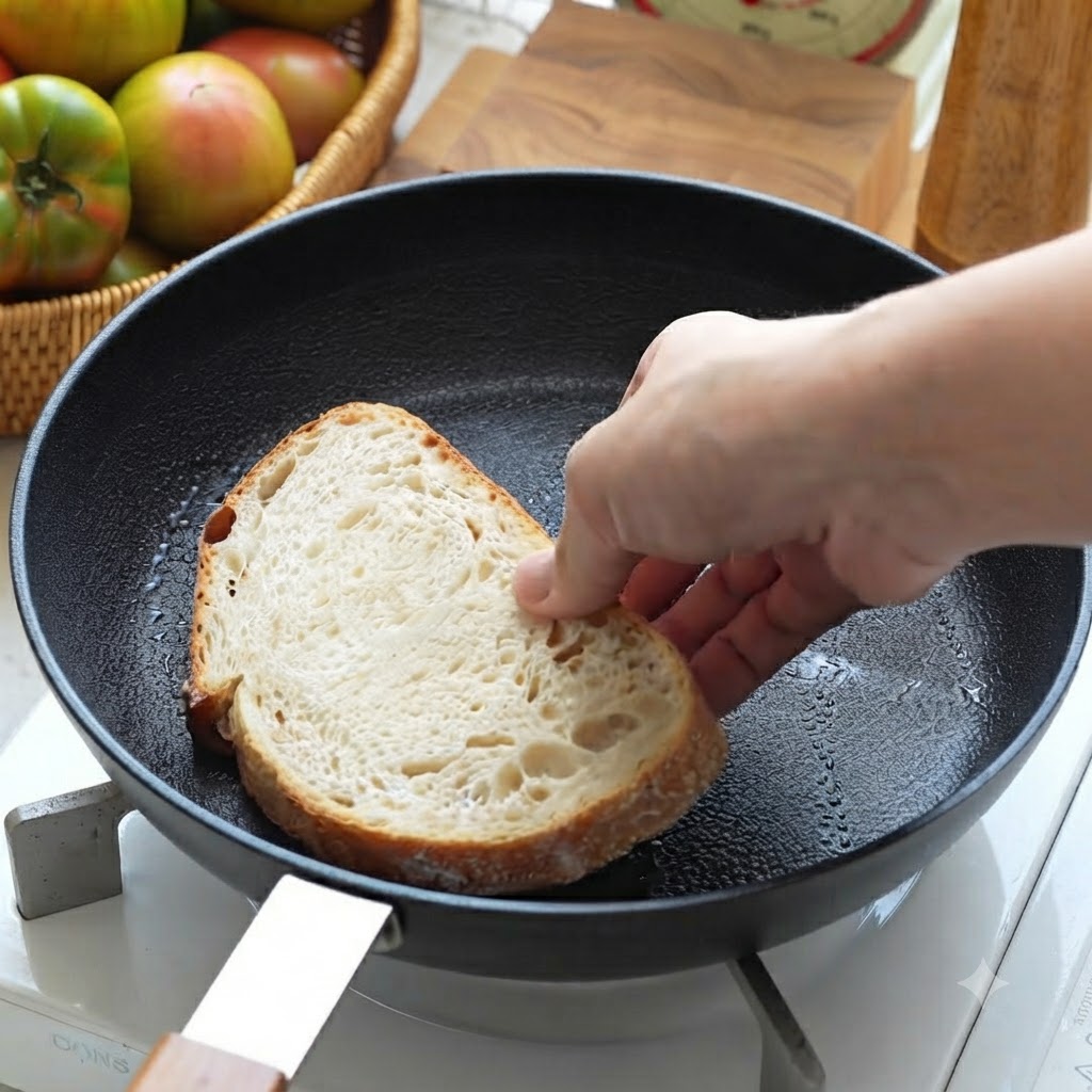 Una rebanada de pan de masa madre colocada en una sartén negra para freír.