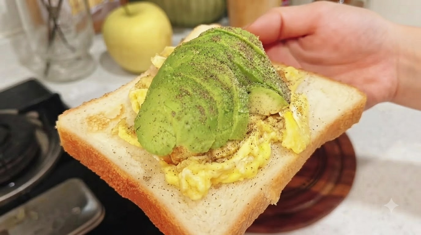 Tostada Cremosa de Aguacate con Huevos Revueltos Suaves
