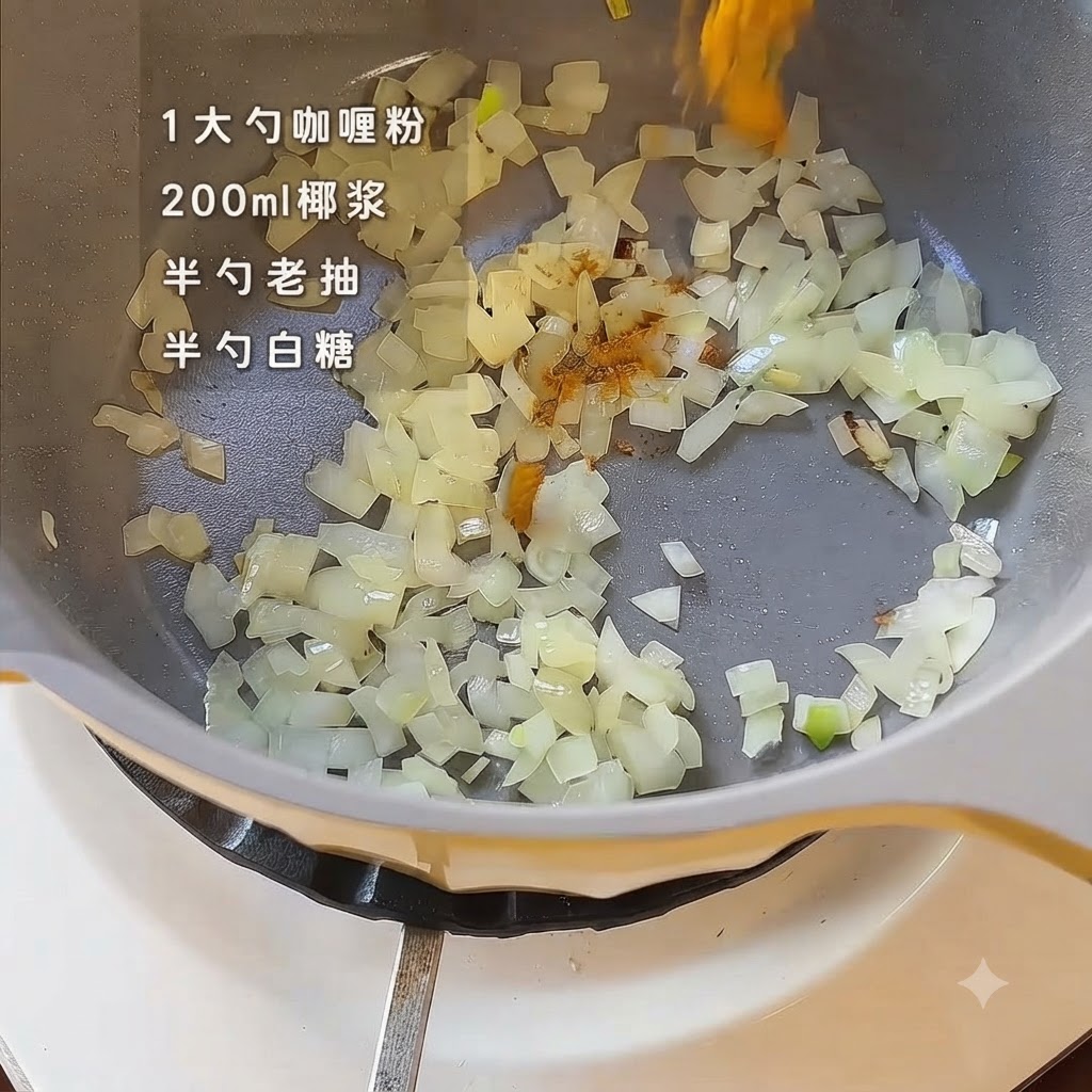 Polvo de curry y condimentos esparciéndose sobre cebollas salteadas dentro de una olla de cocina amarilla.